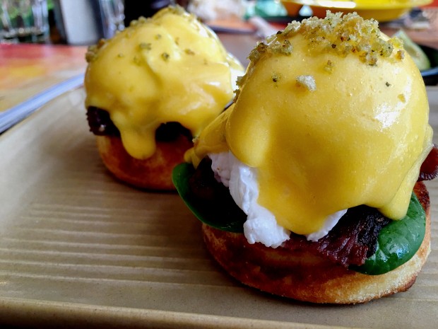 Eggs Benedict with Bacon [55AED + 18AED for avocado ~ £13.80]